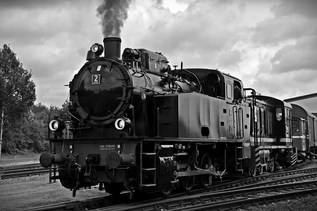 Black-and-white image of a steam locomotive on railroad tracks